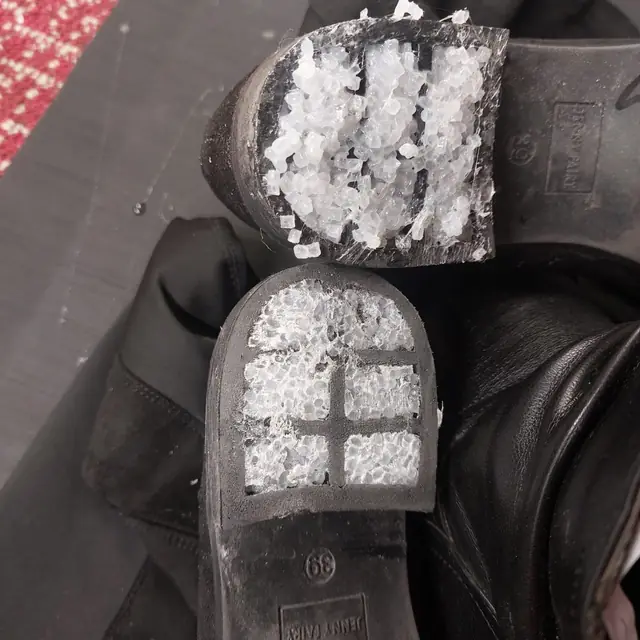 Detail materiálu používaného při opravě patní části obuvi.