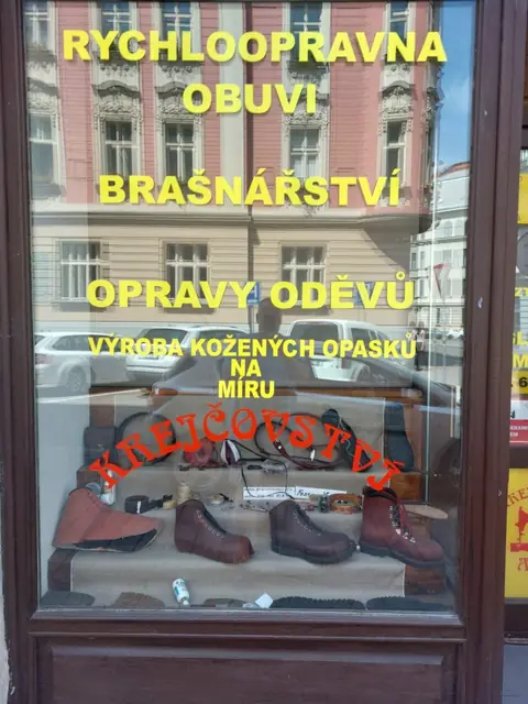 Výloha pobočky opravny obuvi a brašnářství.